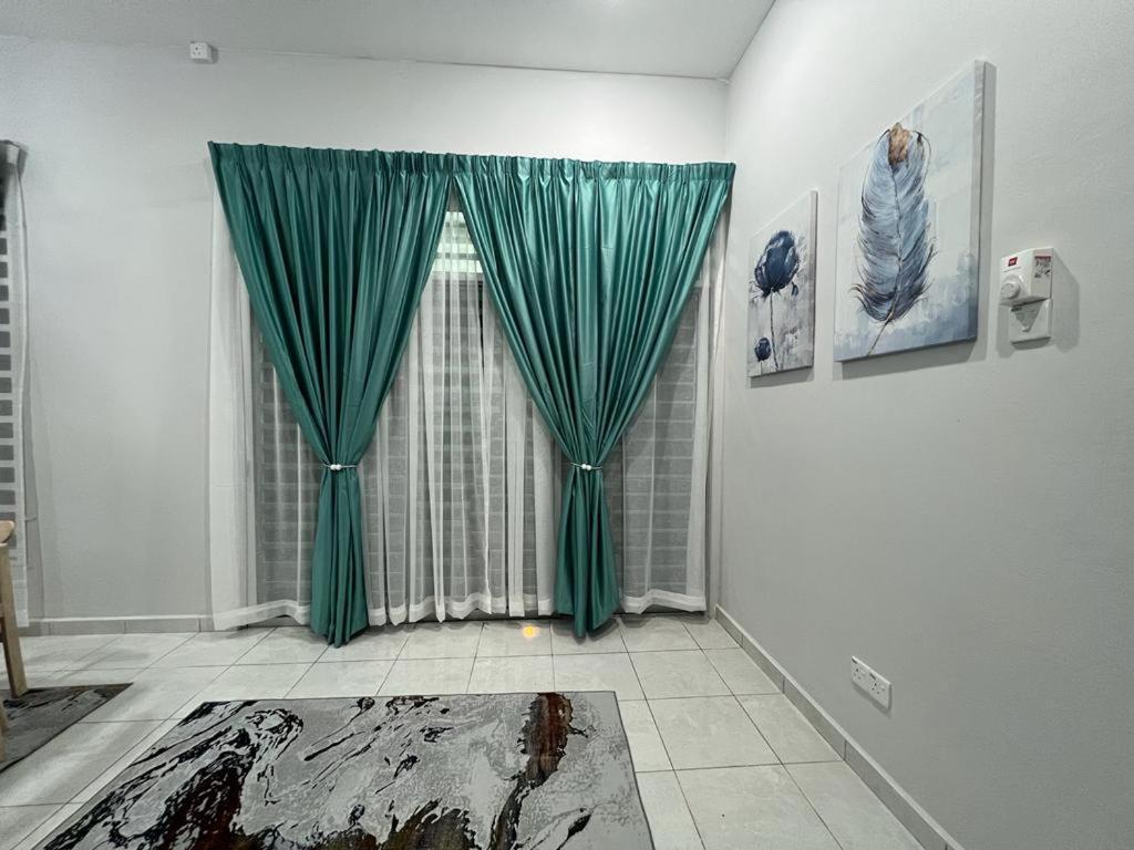 Chukai D'Sara Homestay Fully Furnished 3 Bedrooms All Aircond 2 Miles Centre מראה חיצוני תמונה