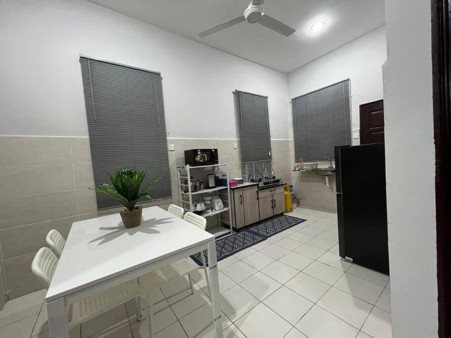 Chukai D'Sara Homestay Fully Furnished 3 Bedrooms All Aircond 2 Miles Centre מראה חיצוני תמונה